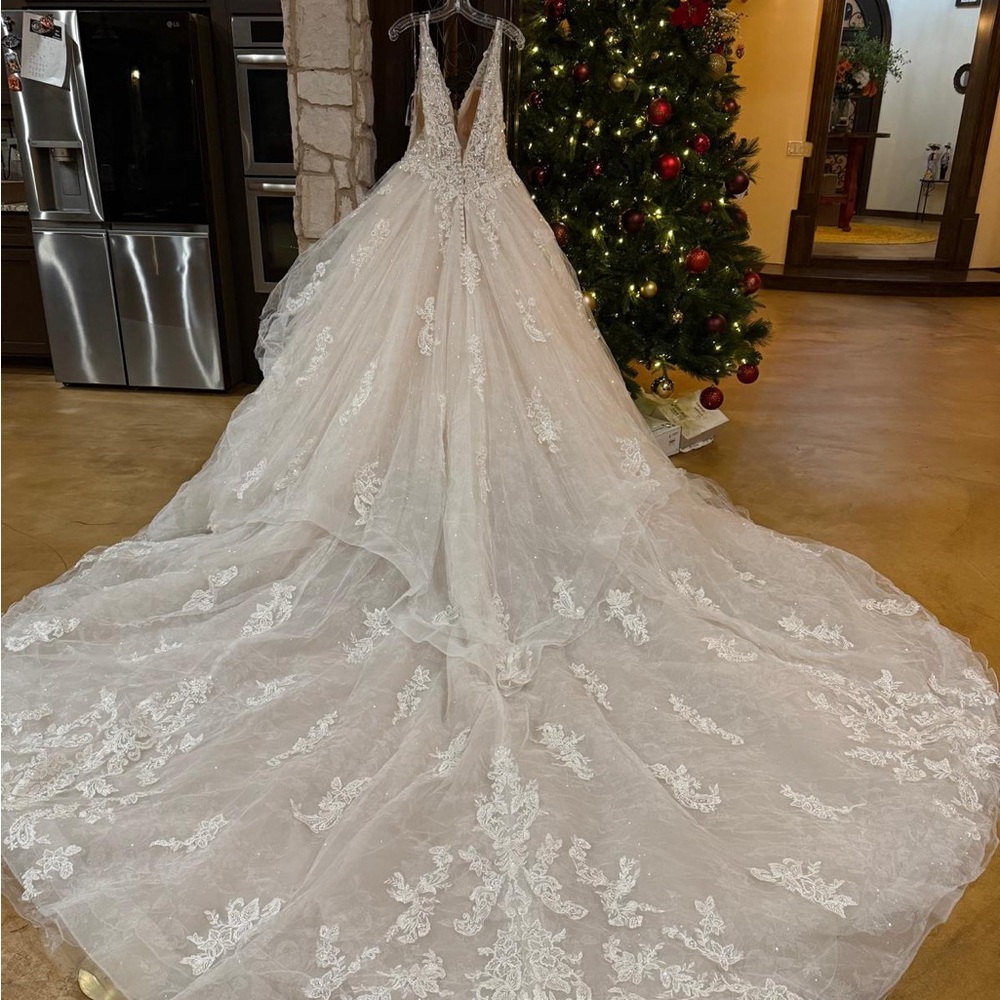 Posh Elegant White Lace Wedding Dress